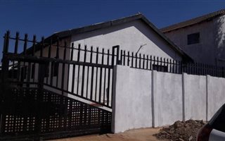 2 Bedroom House in Lenasia South