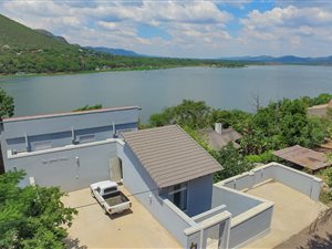 5 Bedroom House in Kosmos
