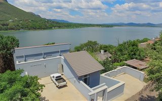 5 Bedroom House in Kosmos
