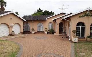 3 Bedroom House in Van Riebeeck Park