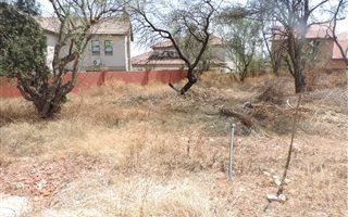 520 m² Land available in Bronberg
