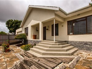 5 Bed House in Lakeside