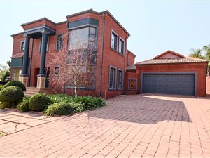 4 Bed House in Ruimsig Country Estate
