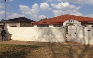 2 Bedroom House in Bezuidenhout Valley