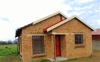 2 Bedroom House in Mandela View