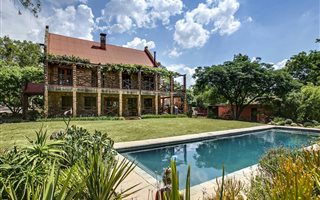 4 Bedroom House in Beaulieu