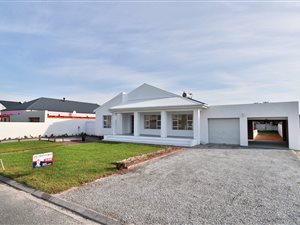 4 Bed House in Struisbaai