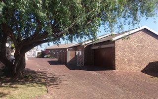2 Bedroom Townhouse in Allens Nek