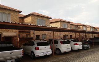 2 Bedroom Townhouse in Heuwelsig Estate