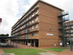 2 Bed Apartment in Die Hoewes