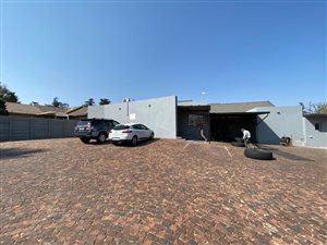 450 m² Retail Space in Wendywood