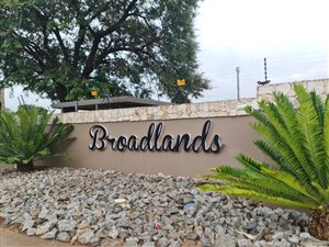 8000 m² Land available in Broadlands