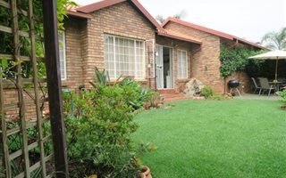 2 Bedroom Simplex in Meyerspark