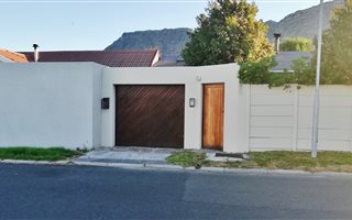 3 Bedroom House in Kirstenhof