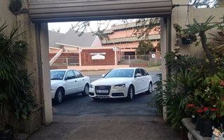 894 m² Office Space in Bluff