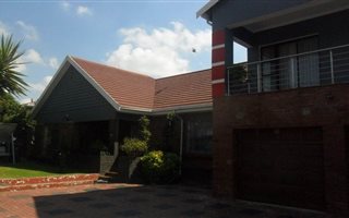 3 Bedroom House in Robertsham