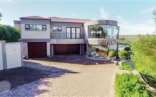 4 Bedroom House in Stilbaai