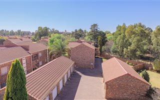2 Bedroom Apartment in Die Hoewes