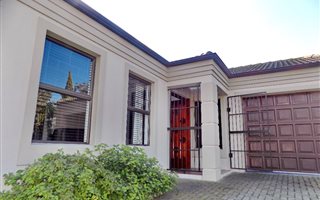 3 Bedroom House in Eikenbosch