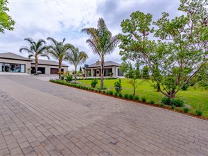 9 Bed House in Rietfontein