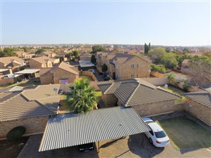 3 Bed Townhouse in Heuwelsig Estate