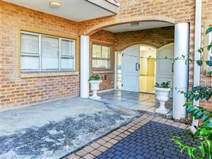 9 Bed House in Athlone Park
