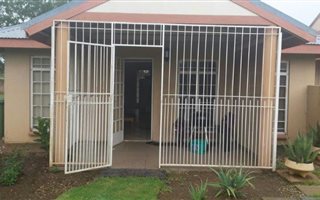 2 Bedroom Townhouse in Grimbeek Park