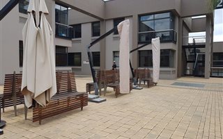143 m² Commercial space in Sandhurst