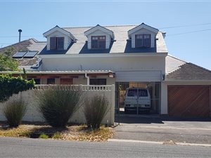 2 Bedroom House in Bergvliet