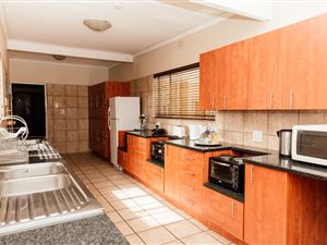 11 Bed House in Val de Grace