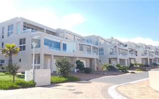 4 Bedroom House in Bloubergstrand
