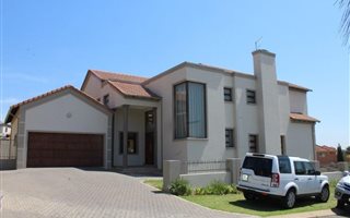 4 Bedroom House in Blue Valley Golf Estate