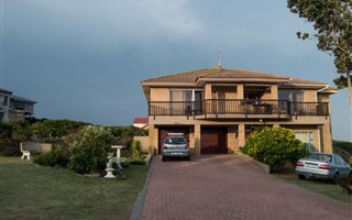 3 Bedroom House in Village On Sea
