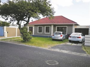 7 Bedroom House in Rondebosch East