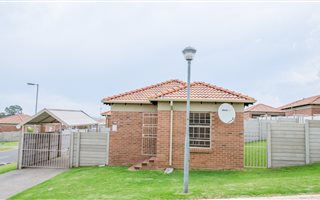 2 Bedroom House in Olievenhoutbos