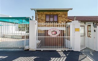 7 Bedroom House in Vredehoek