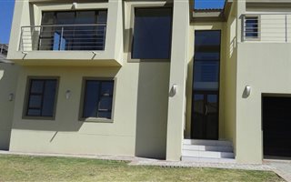 5 Bedroom House in Blue Valley Golf Estate