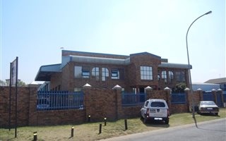 1800 m² Commercial space in Morehill