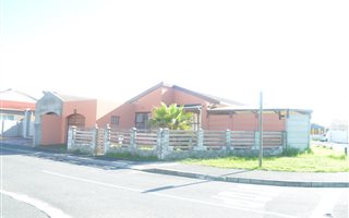 4 Bedroom House in Pelikan Park