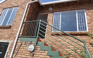 2 Bedroom Townhouse in Helderkruin