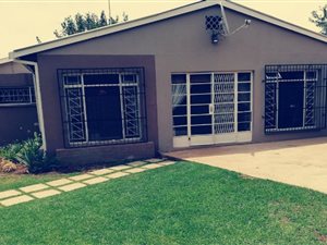 3 Bed House in Roosheuwel