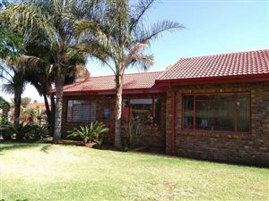 4 Bedroom House in Heuweloord