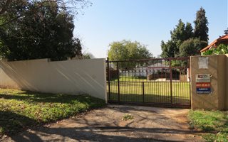 496 m² Land available in Westdene