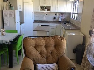 2 Bed Garden Cottage in Beverley Hills