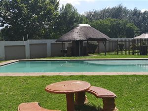 2 Bed Apartment in Roodepoort West