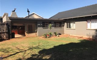 4 Bedroom House in Dan Pienaarville