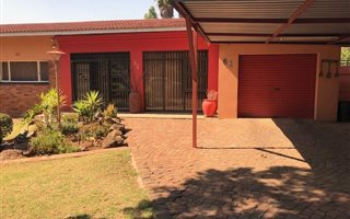 3 Bedroom House in Estera