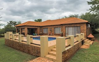 5 Bedroom House in Pebble Rock
