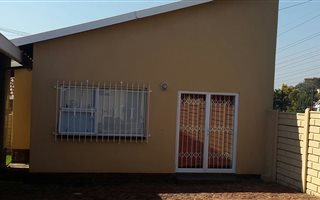 1 Bedroom Garden Cottage in Glenanda
