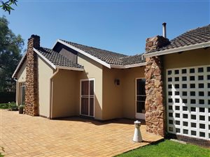 8 Bedroom House in Elspark